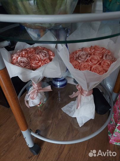 Розы из атласных лент