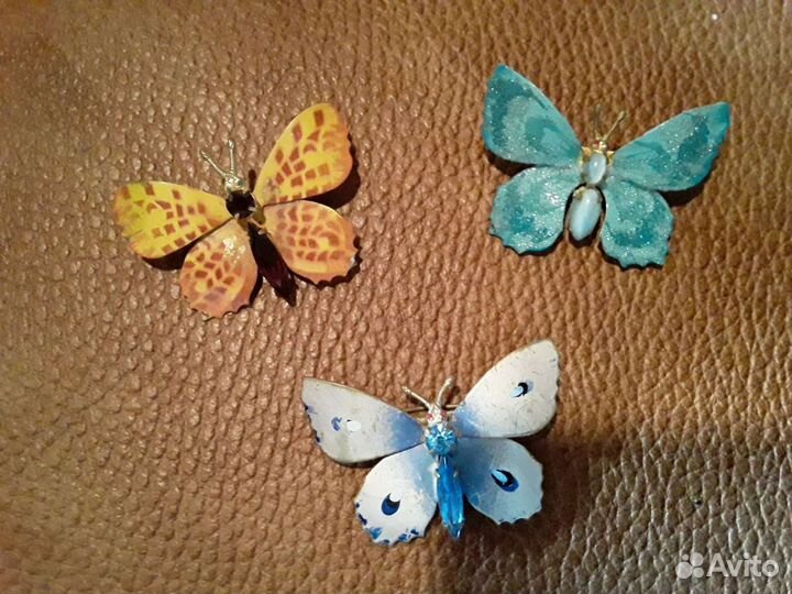 Винтаж брошка металлическая бабочка с камнями