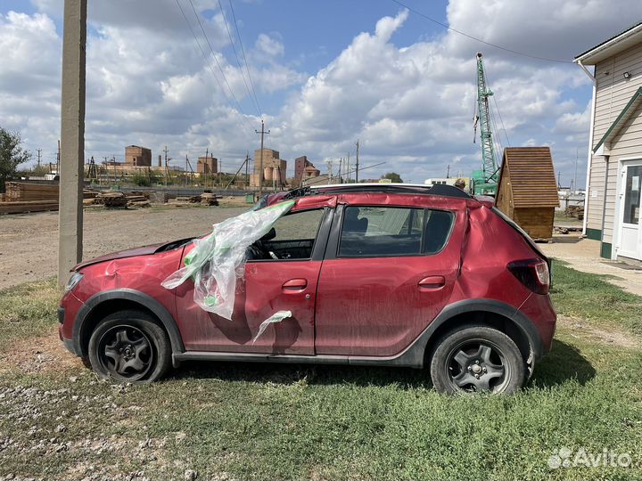Renault Sandero Stepway 1.6 AT, 2017, битый, 65 000 км