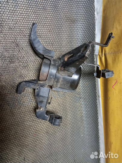 Подушка двигателя toyota auris ZRE151