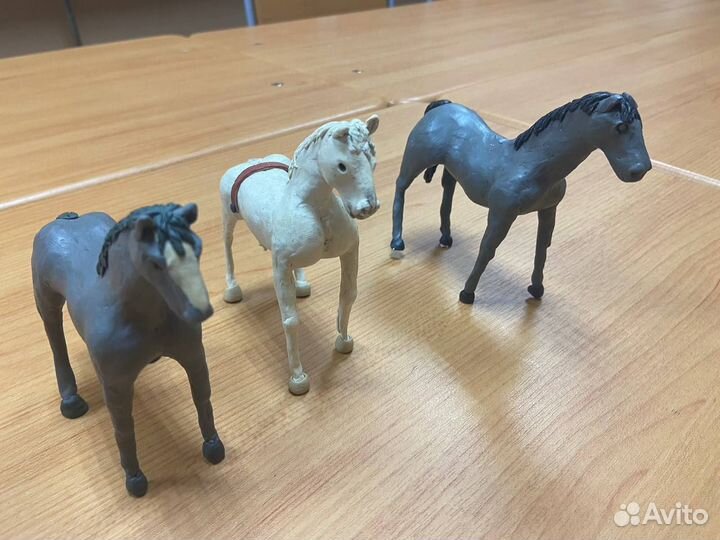 Кони на прогулке