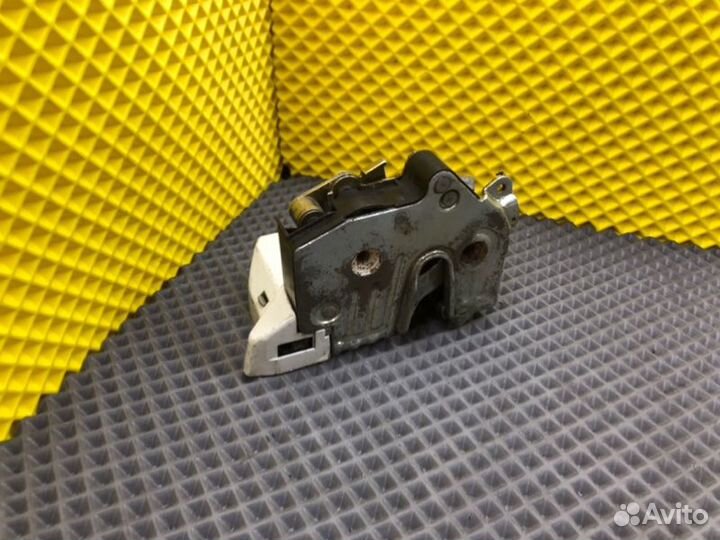 Замок двери задний правый Mercedes-Benz 190E W201