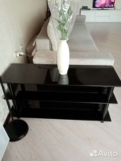 Стеклянная тумба под тв