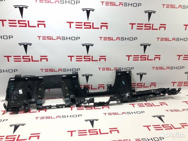 Декоративная накладка торпедо нижняя Tesla Model X