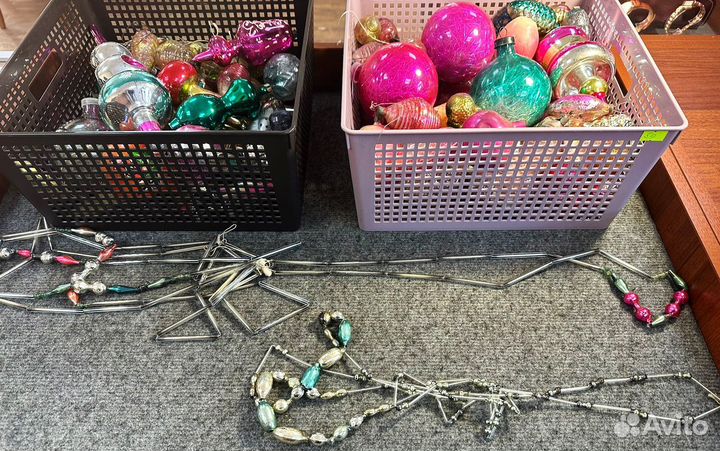 110 старых ёлочных игрушек + 2 гирлянды