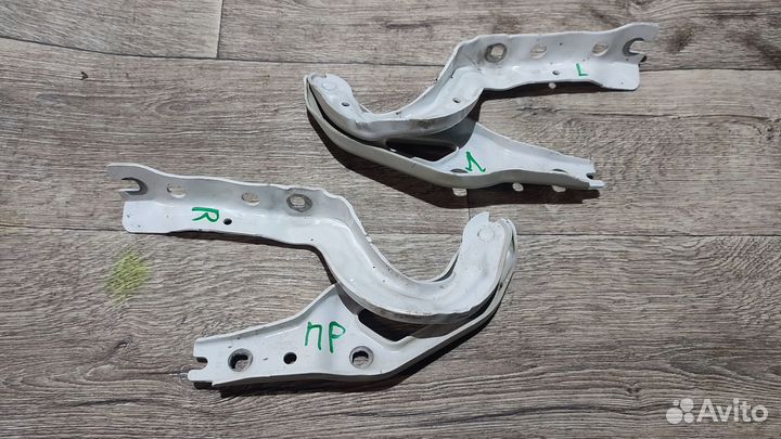 Петля капота правая левая Skoda karoq