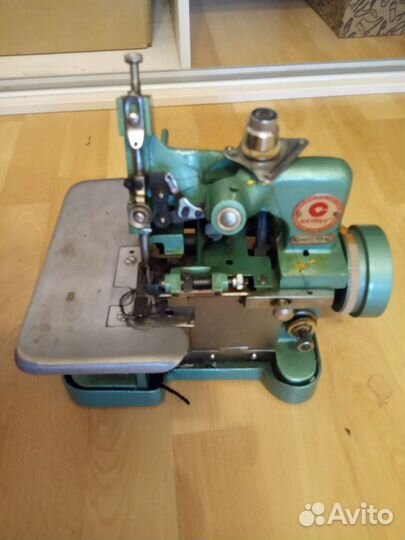 Швейная машинка с оверлоком
