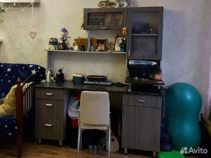 Письменный стол с ящиками и полками