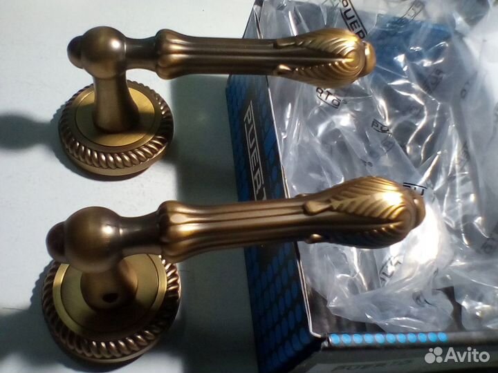 Подвесную подставку для техники цвет белый, металл