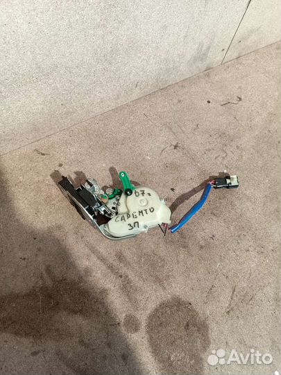 Замок задней правой двери. Kia Sorento 1