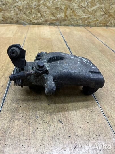 Тормозной суппорт задний правый Opel Insignia