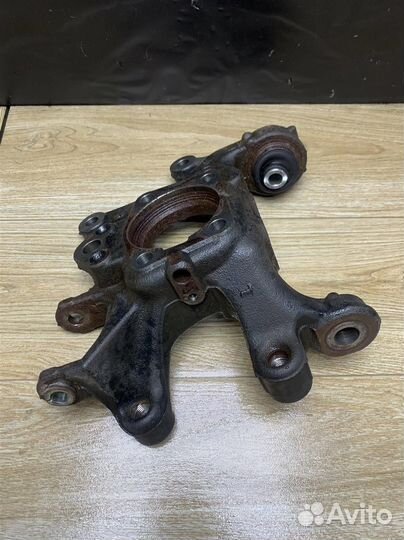 Кулак задний левый Toyota Rav4 40