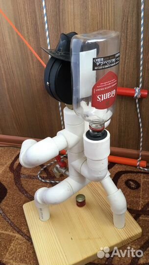 Фигура рыбака с удочкой под напитки