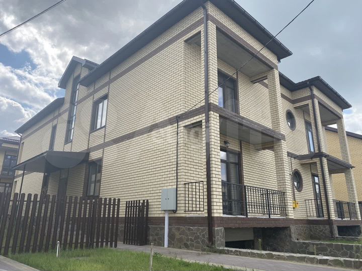 Таунхаус 180 м² на участке 6 сот.