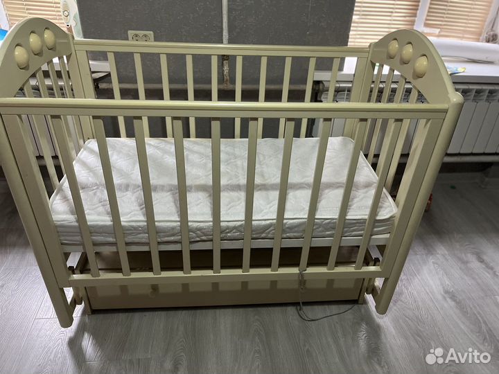 Детская кровать с матрасом ящиком и маятником