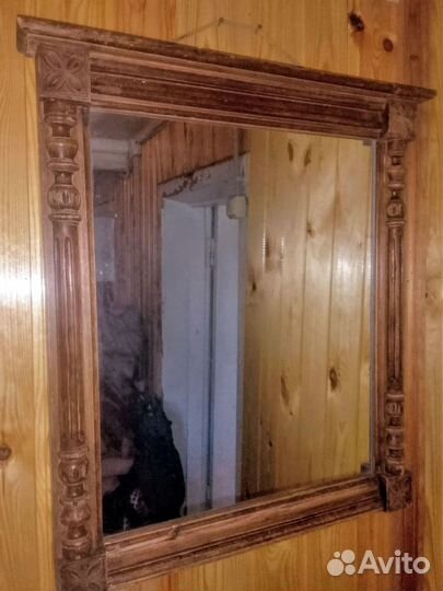 Винтажное зеркало в резном деревянном багете
