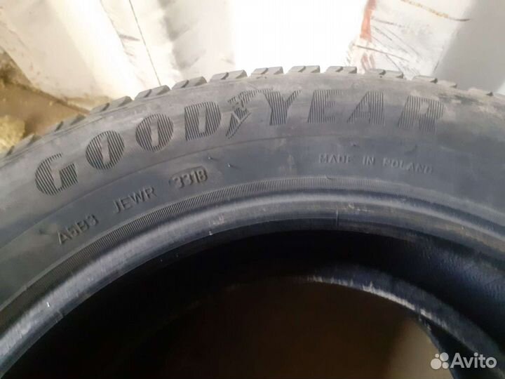 Goodyear UltraGrip Ice 215/55 R16