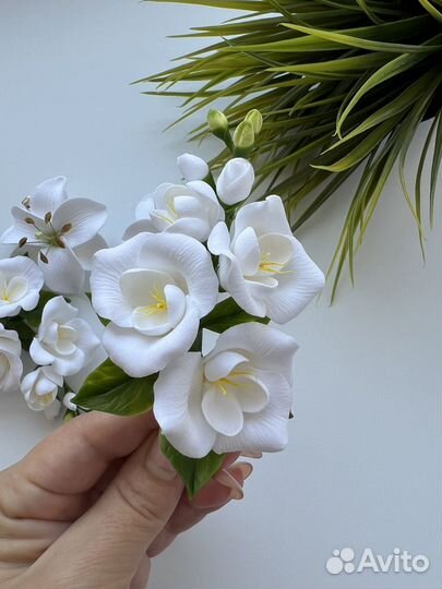 Зажим для волос с цветами фрезии ручной работы