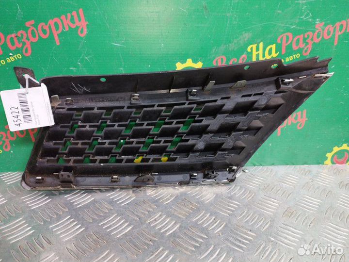 Решетка радиатора правая Nissan Tiida