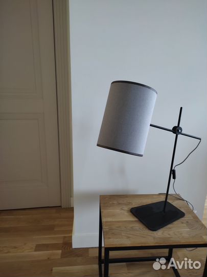 Стильная настольная лампа