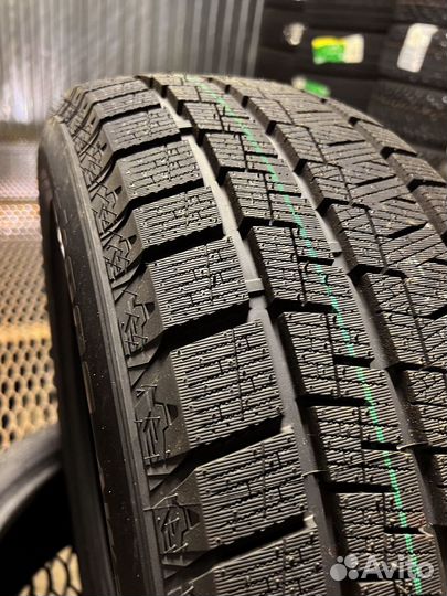 Kapsen SnowShoes AW33 245/40 R20 89H