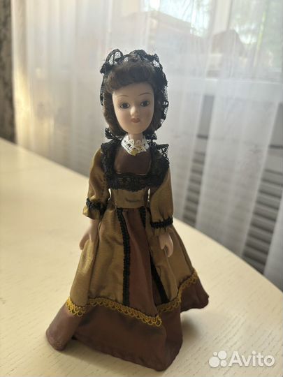 Фарфоровая кукла
