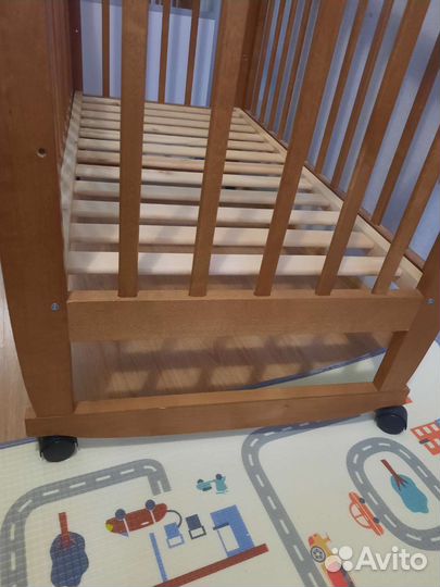 Детская кроватка с маятником