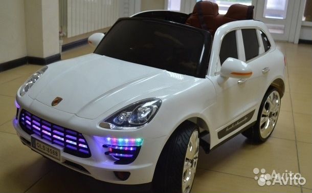 Белый электромобиль