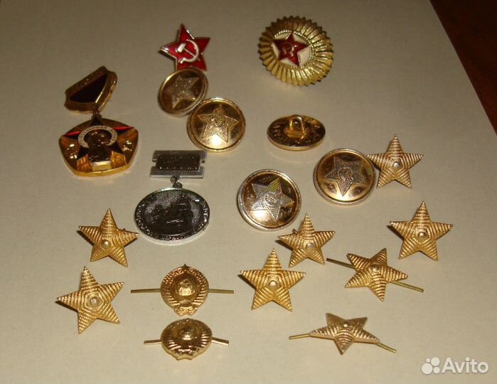 Пуговицы, значки, звезды