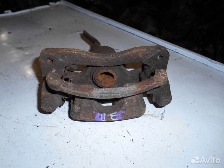 Задний правый суппорт Mitsubishi Galant