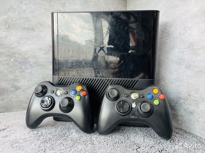 Xbox 360 E 250GB (28 игр, Б/У), 2 геймпада