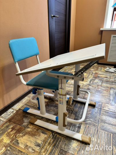 Школьная парта и стул