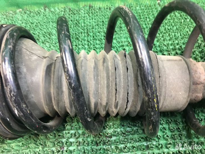 Амортизатор передний правый Toyota Yaris 2 P90