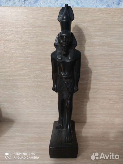 Каменная статуэтка фараона из Египта