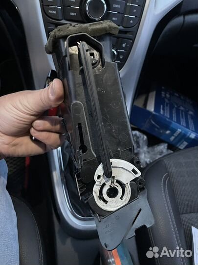 Дефлектор в торпедо центральный левый Astra J