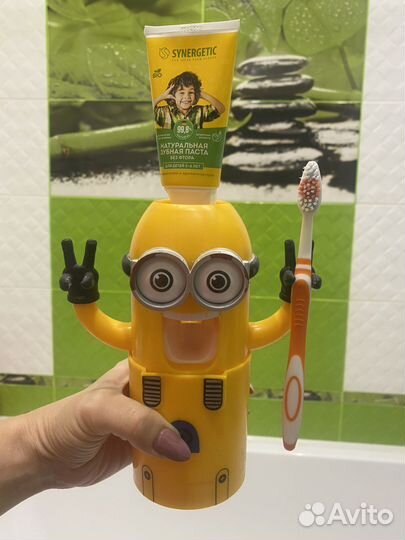 Дозатор для зубной пасты с держателем зубных щеток