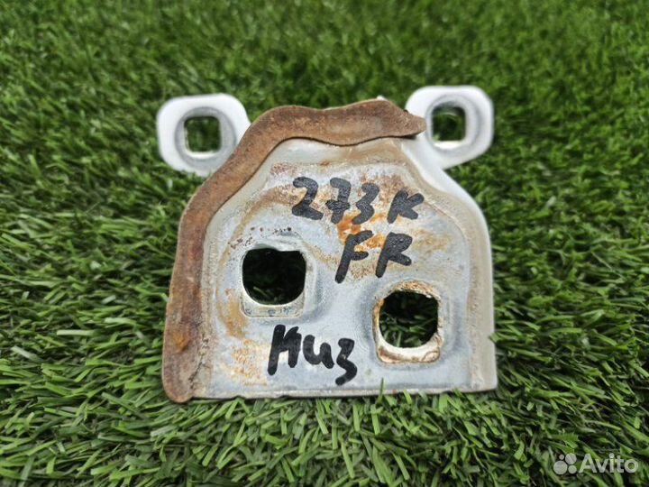 Петля двери нижняя передняя правая Renault Logan 2