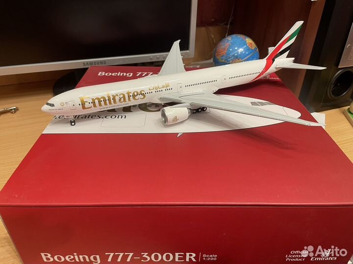 Модель самолета Boeing 777-300ER 1:200
