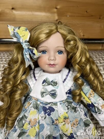 Кукла фарфоровая