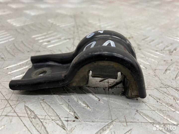 Б/У крепление радиатора (кронштейн) передний левый