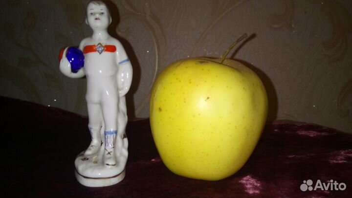 Коллекционерам Фарфор «Юный динамовец