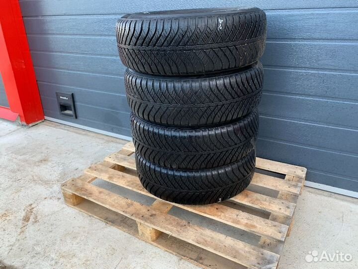 Goodyear Vector 4Seasons 215/60 R17