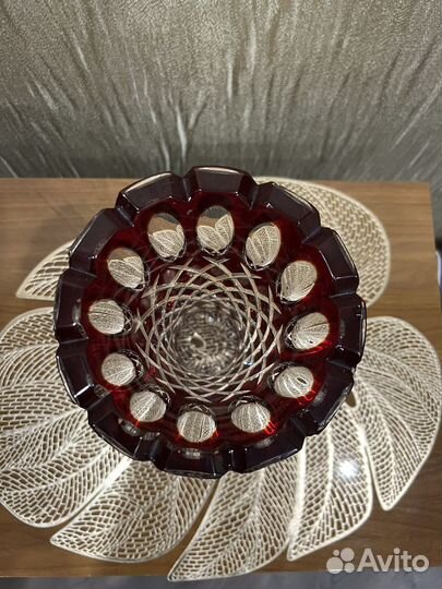 Ваза для цветов из красного хрусталя