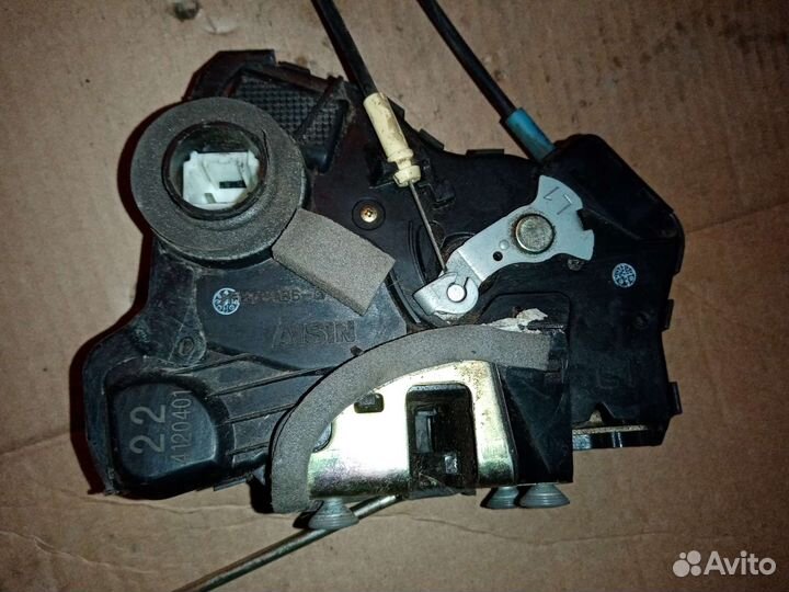 Замок двери передний левый Toyota Ist