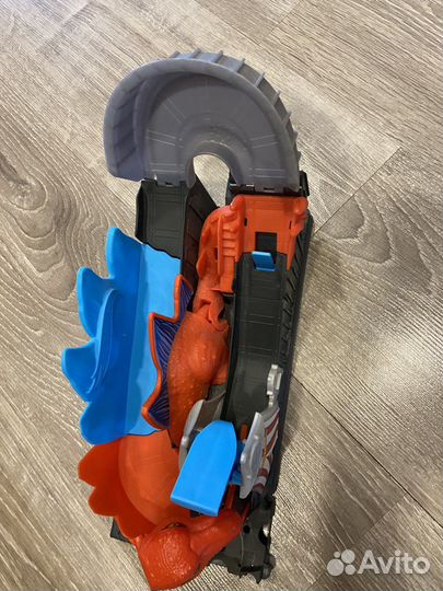 Трек Hot wheels атака динозавра