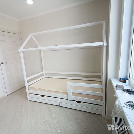 Кровать домик. Массив сосны. Цвета на выбор