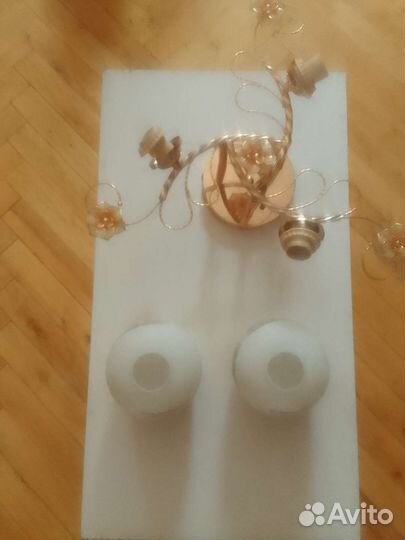 Плафоны и трехрожковая люстра