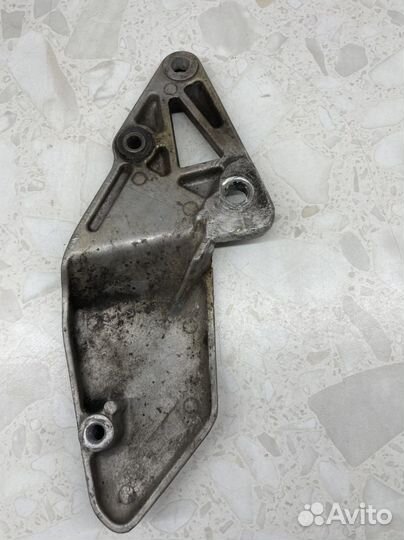 Кронштейн подножки Suzuki RF400 №46