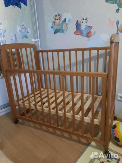 Детская кроватка с маятником