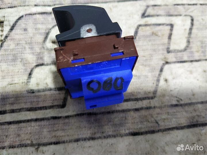 Кнопка открывания багажника Volkswagen Passat B6